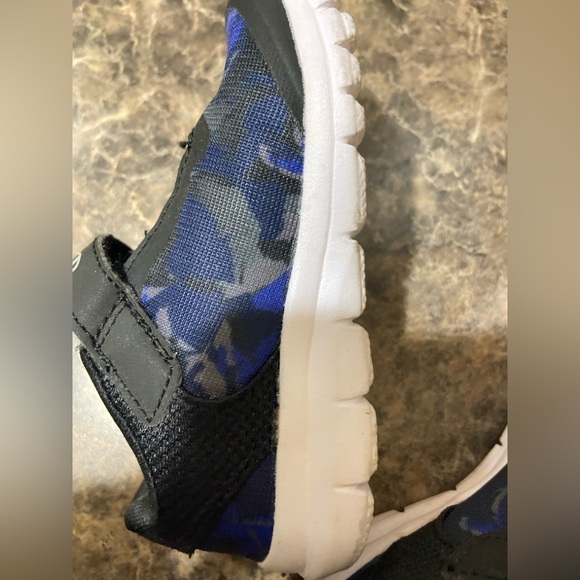 Champion Running Shoes Velcro Toddler size 6 - Picture 9 of 11